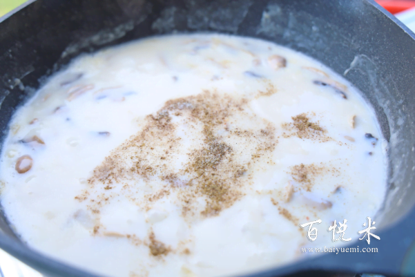 超級好吃的酥皮奶油蘑菇湯,湯汁濃稠,奶香四溢